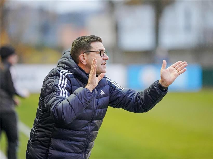 Sébastien Grandjean spricht über Stürmermangel als großes Problem beim Racing Fußballteam