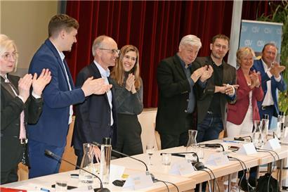 Für Spitzenkandidat Luc Frieden gab es viel Applaus von der versammelten Mannschaft der CSV Zentrum im Strassener „Centre Barblé“
