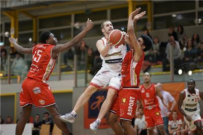 Für Tom Welter (in Weiß) und die Musel Pikes steht ein vorentscheidendes Spiel am Freitag gegen die Sparta auf dem Programm
