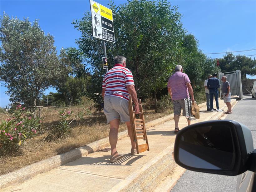 Für alle Eventualitäten vorbereitet: Die Zuschauer beim Trapschießen
