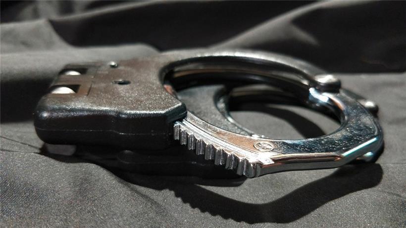Für bisher vier Beamte haben die Handschellen geklickt
