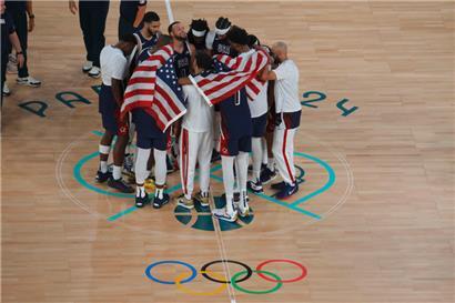 Für das Mutterland des Basketballs ist die Schmach aus dem Vorjahr getilgt. Bei der WM in Manila verloren die US-Boys das Halbfinale gegen den späteren Weltmeister Deutschland. Aus dem WM-Team waren in Paris nur noch Anthony Edwards und Reservist Tyrese Haliburton mit dabei.
