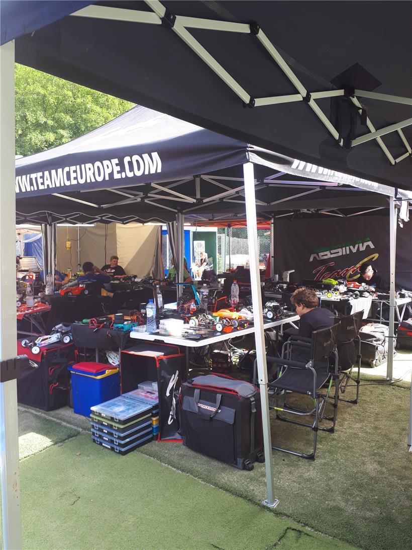 Für das passende Setup des Buggys ist Vater Edmond zuständig