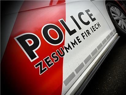 Verunfalltes Auto mit beschädigter Front und trauriger Szene, Fahrer erleidet tödlichen Unfall ohne Überlebenschance