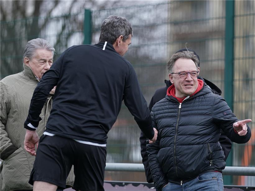 Strassener Präsident im Anzug bei Gesprächen mit potenziellen Trainern für kommende Wochen