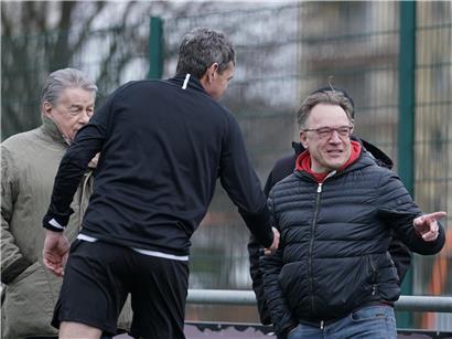 Strassener Präsident im Anzug bei Gesprächen mit potenziellen Trainern für kommende Wochen