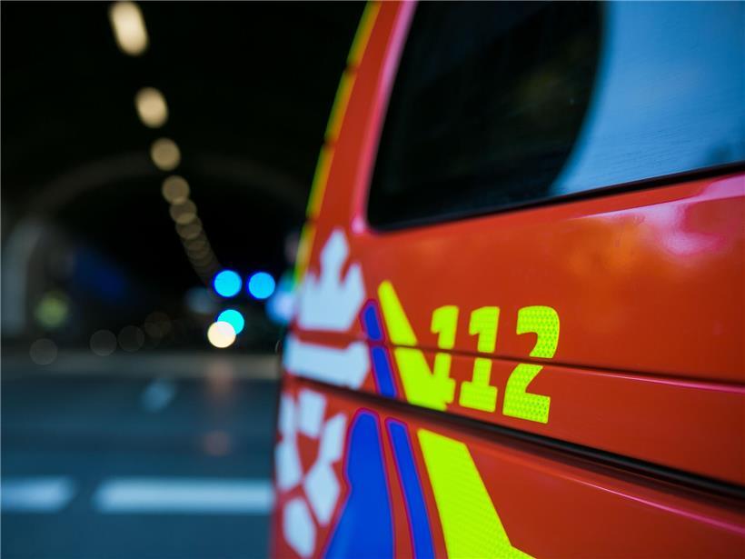 Rettungswagen fährt mit Blaulicht schnell über Autobahn bei Tageslicht