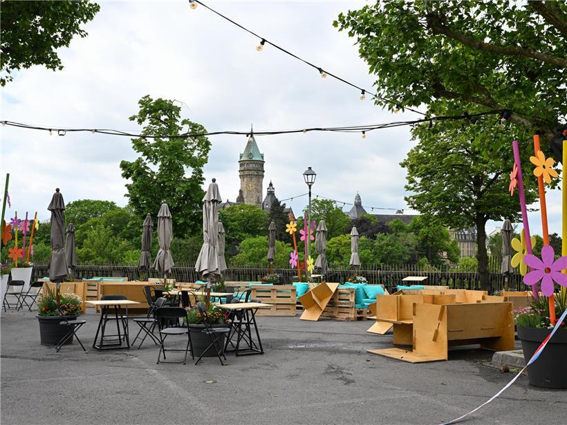 Goldenes Monument mit saisonalem Außenbereich und dekorativer Beleuchtung für Veranstaltungen im Freien