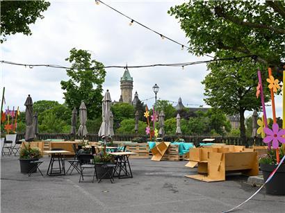 Goldenes Monument mit saisonalem Außenbereich und dekorativer Beleuchtung für Veranstaltungen im Freien