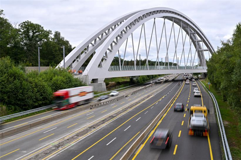 Für die Bowstring-Brücke über der A3 wurden mehr als 25.000 Liter Farbe benutzt