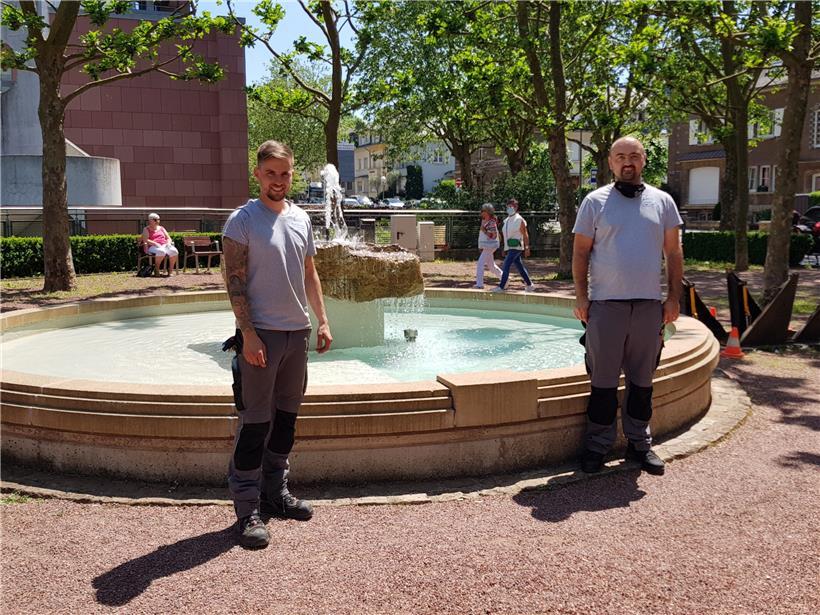 Für die Brunnen und Wasserspiele zuständig: Steve (l.) und Mike (r.) vom „Service technique Bâtiment" der Escher Gemeinde
