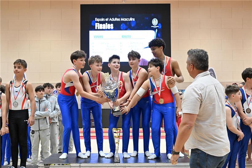 Espoirs der Aurore Oetringen feiern sechsten Pokalsieg in Serie – jubelndes Team mit Pokal in der Hand