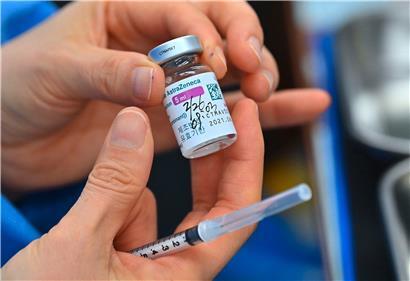 Für die Impfungen der unter 65-Jährigen wird vorerst der Impfstoff von AstraZeneca benutzt
