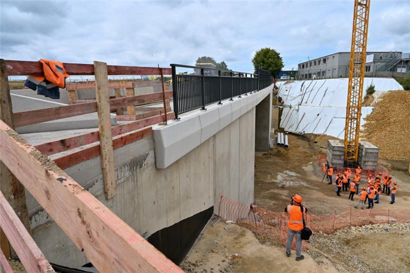 Für die Neubaustrecke mussten mehrere Brücken gebaut werden – eine davon in Livi...