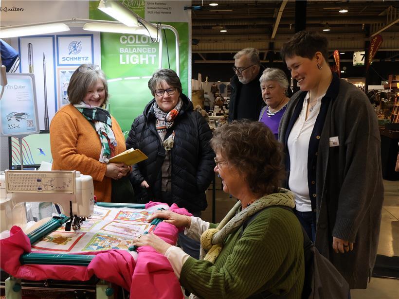 Patchwork-Freundinnen von Stoffwiessel testen neueste Nähmaschinen auf kreativer Messe für textile Handarbeit