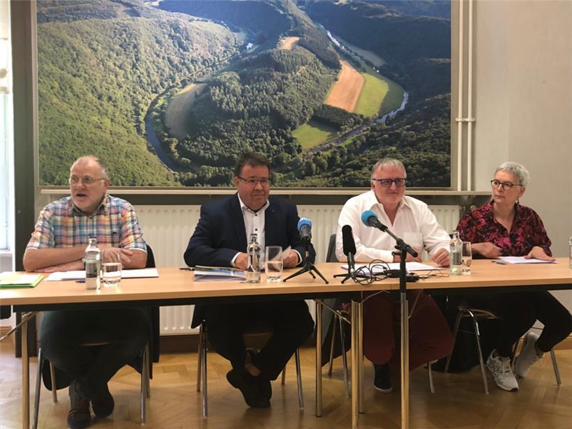 Für die Pressekonferenz hatten neben Bürgermeister Claude Gleis (2. v.l.) auch Georges Pott, Yves Wallers und Michèle Garin-Stein von der Bürgerinitiative „Energie mat Verstand“ am Rednertisch Platz genommen
