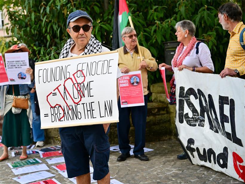 Für die Protestierenden handelt es sich bei den Anleiheverkäufen um die finanzielle Unterstützung eines Völkermordes