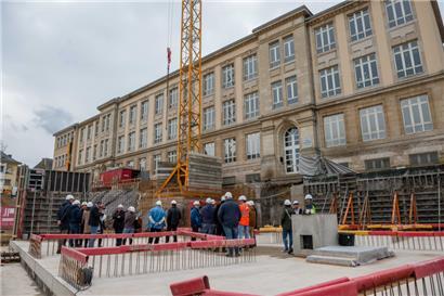 Für die Renovierung der altehrwürdigen Lydie-Schmit-Schule (hier bei einer Baustellenbegehung im April 2023) sind im Budget für nächstes Jahr sieben Millionen Euro vorgesehen
