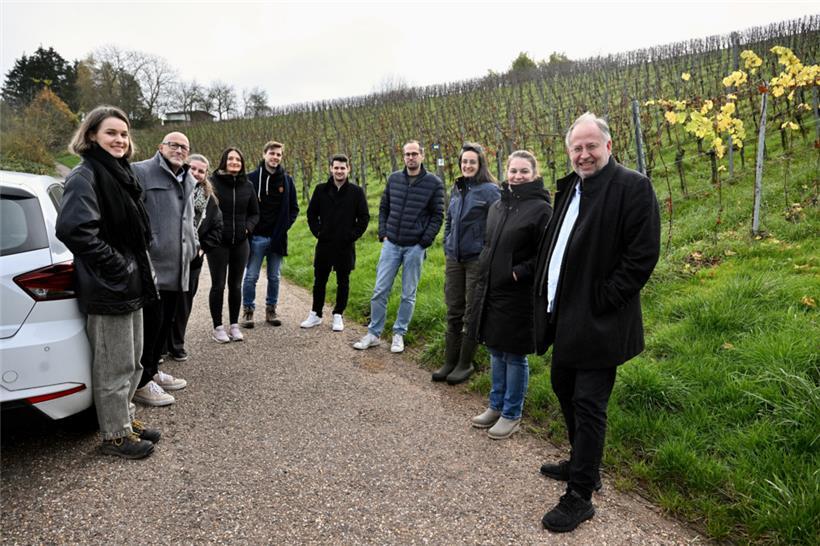 Für die erste Besichtigung im Weinberg hatte nicht jeder das richtige Schuhwerk ...