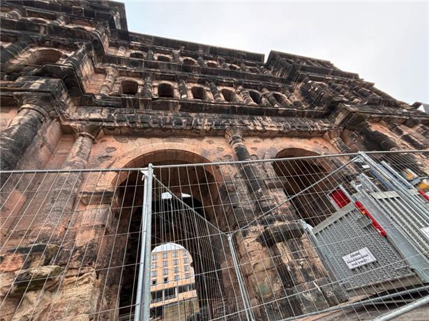 Für die insgesamt zwei Jahre dauernden Arbeiten wird zunächst der Richtung Hauptbahnhof gelegene Ostturm eingerüstet

