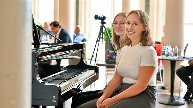 Für die musikalische Umrahmung der Programmvorstellung sorgten die Musikschülerinnen Lisa Steichen und Smilla Wolff
