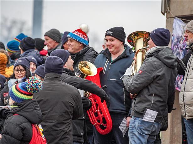 Stimmungsvolle Beleuchtung mit Kerzen und dekorativen Elementen für gemütliches Ambiente