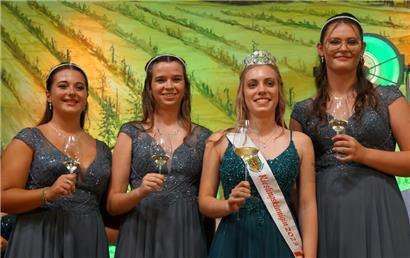 Für ein Jahr Botschafterinnen des Rieslings: Sara Rinnen mit ihren Prinzessinnen (v.l.) Lilli Hippert, Anne Kelsen und Tessy Marx
