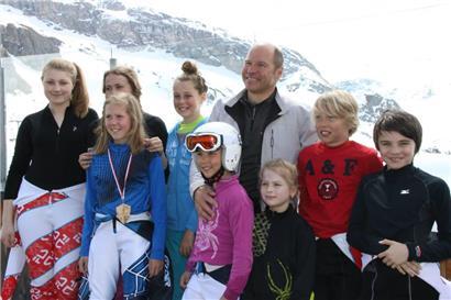 Für eine achtjährige Gwyneth ten Raa (mit Helm) und die anderen FLS-Sportler bleibt Marc Girardelli eine große Inspiration
