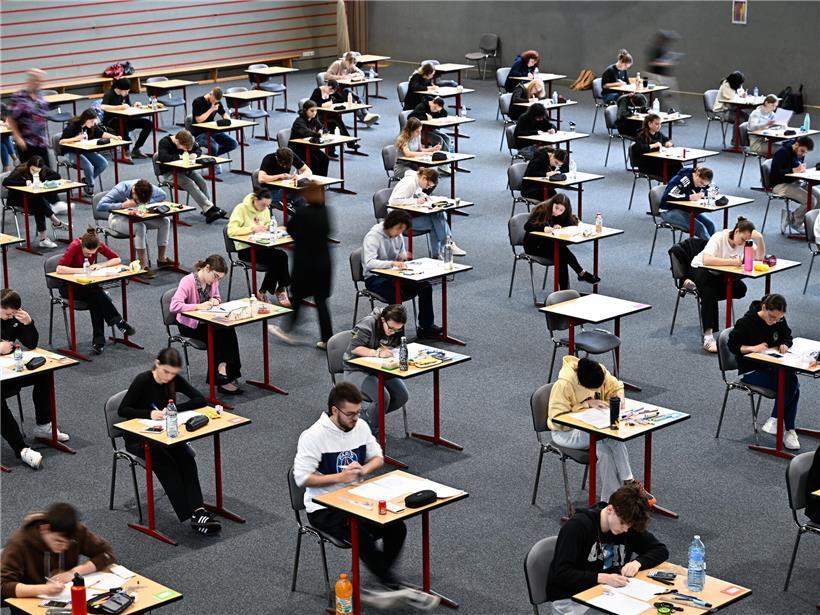 Schüler starten konzentriert in den Klassenraum zu den Abschlussprüfungen am Montag in der Schule