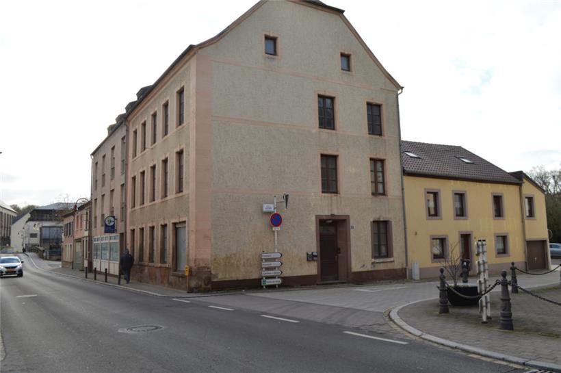 Für insgesamt 3,7 Millionen Euro hat die Gemeinde im Dorfkern eine Häuserreihe erstanden, die einem Neubau mit bezahlbarem Wohnraum Platz machen soll
