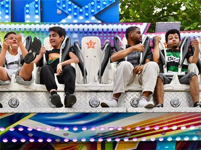 Familien genießen Entenfischen und Fahrgeschäfte auf der bunten Düdelinger Kirmes mit Attraktionen für alle Altersgruppen