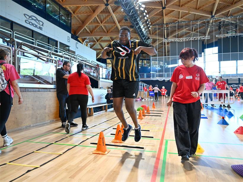 Person trainiert mit Gewicht, Grundfitness für effektive Fitnessübungen erforderlich