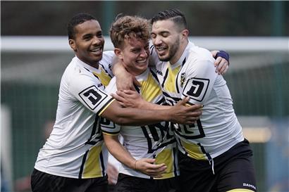 Für solche Momente leben die Vereine aus der 1. Division: Denilson Lopes (l.), Gabriele Terenziani (M.) und Torschütze Rafik Aliouche (r.) waren nach dem 3:2 in der Verlängerung nicht zu halten.
