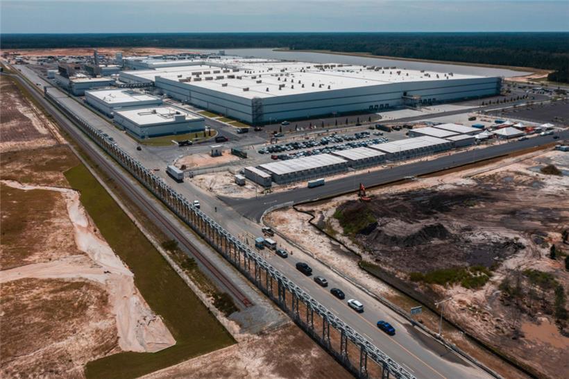 Für viel Aufregung in der US-Wirtschaft hatte bereits die Festnahme von etwa 300 mutmaßlich illegalen südkoreanischen Arbeitern in einer im Bau befindlichen Batteriefabrik von Hyundai-LG im südlichen Bundesstaat Georgia gesorgt
