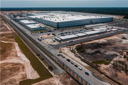 Für viel Aufregung in der US-Wirtschaft hatte bereits die Festnahme von etwa 300 mutmaßlich illegalen südkoreanischen Arbeitern in einer im Bau befindlichen Batteriefabrik von Hyundai-LG im südlichen Bundesstaat Georgia gesorgt

