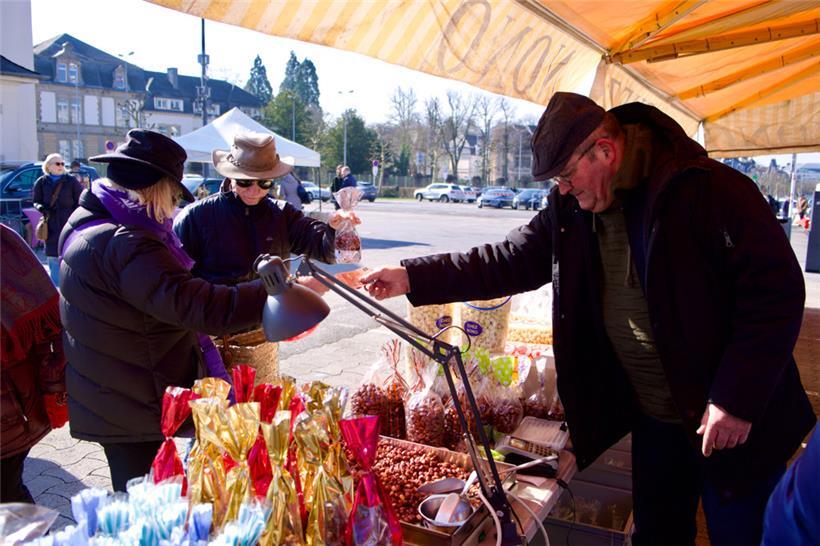 Für viele Familien ist der Markt ein regelmäßiger Ausflug, bei dem frische Produ...