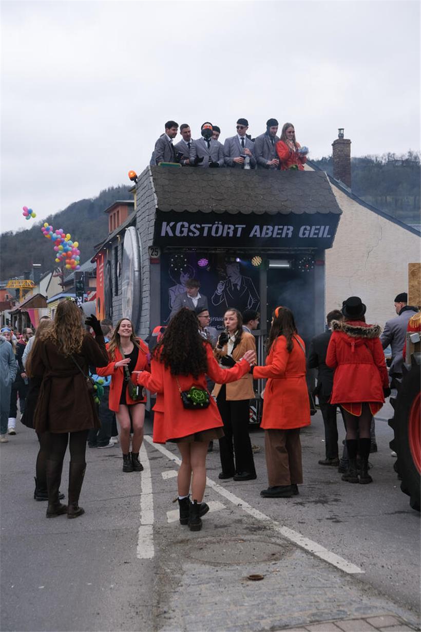 Wie ein bekennender Karnevalsmuffel die „Dikricher Cavalcade“ erlebt Teilnehmer genießen entspanntes Zusammensein mit Freunden und Vereinskollegen bei gemeinsamer Veranstaltung