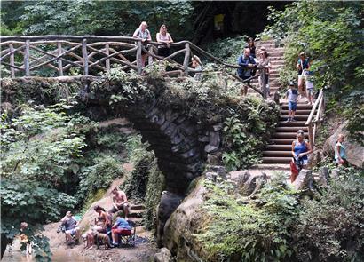 Für viele Urlauber ist die Maskenpflicht in Luxemburg ungewohnt: Besonders Niederländer tun sich schwer damit
