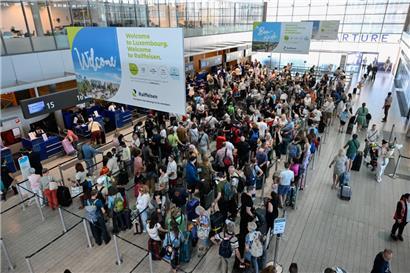 Für zahlreiche Passagiere wurde der Besuch am Flughafen Luxemburg am Mittwoch zur Geduldsprobe
