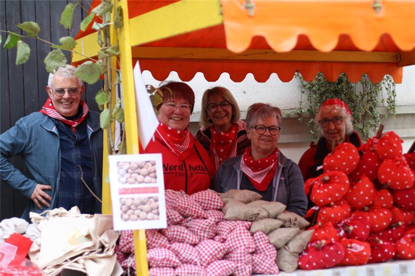 Für Anita Eydt (Mitte links), Maggy Lux (Mitte) und Maryse Bourkel (Mitte rechts) von der „Chorale trinitaire Vianden“ bedeutet der „Veiner Nëssmoort“ viel Arbeit – und volle Kassen
