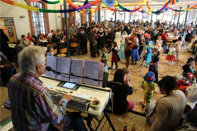 Fuesparty mam Fausti: De Phänomen Fausti huet et erlaabt, ee Land ze verstoen, dat deen een Ament zu rassistesche Lyrics juppelt, fir kuerz duerno ënner Beweis ze stellen, datt et prett ass, seng Virurteeler falen ze loossen
