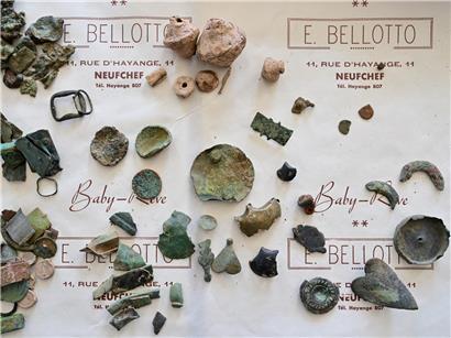 Archäologe identifiziert und datiert historische Fundstücke für wissenschaftliche Forschung und Kulturerhalt