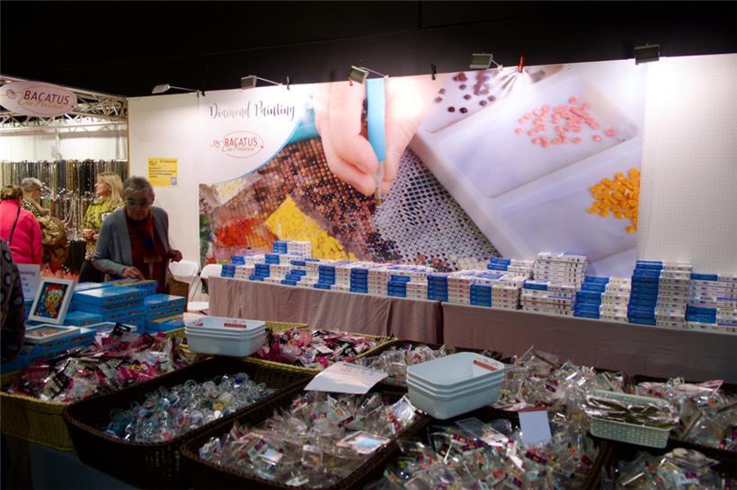 Funkelnde Steinchen fügen sich zu Diamond-Painting-Motiven zusammen