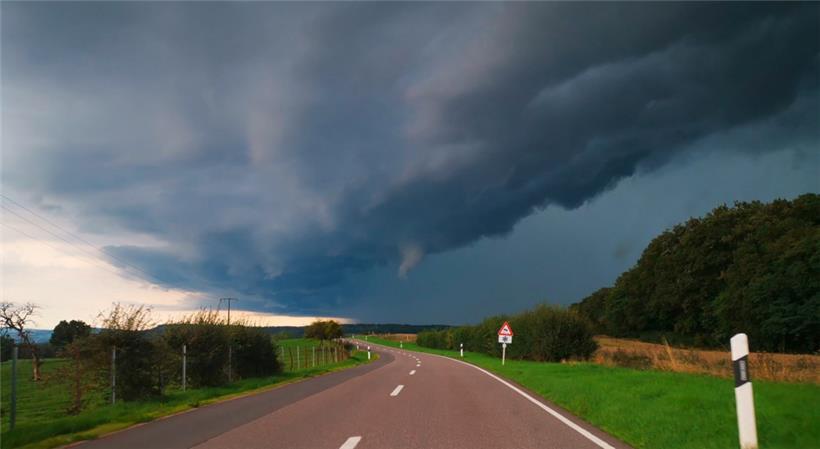 Furchteinflößende Bilder, entstanden am Mittwochnachmittag am CR141 in Richtung Wasserbillig. Handelte es sich dabei um einen Tornado?
