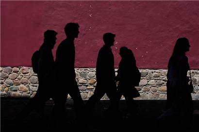 Fußgänger in La Paz: Mehr Menschen scheinen sich zurzeit von links nach rechts zu bewegen
