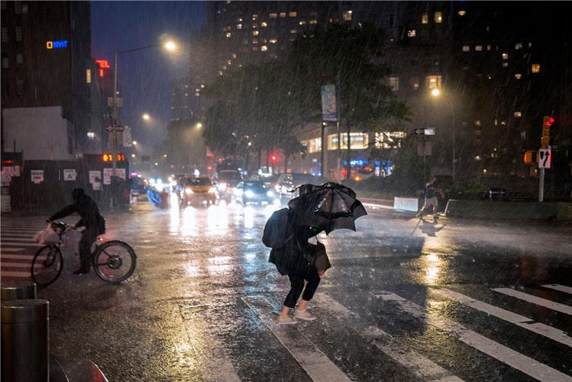 Fußgänger suchen in der Nähe des Columbus Circle Schutz, während der Hurrikan „Ida“ weiterhin mit großer Kraft an der Ostküste entlang zieht
