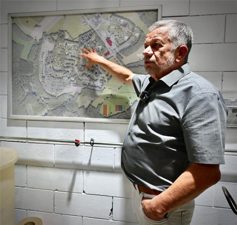 Fuussekaul-Chef Henri Brack zeigt, wo die rund 2.500 Gäste auf seinem Campingpla...