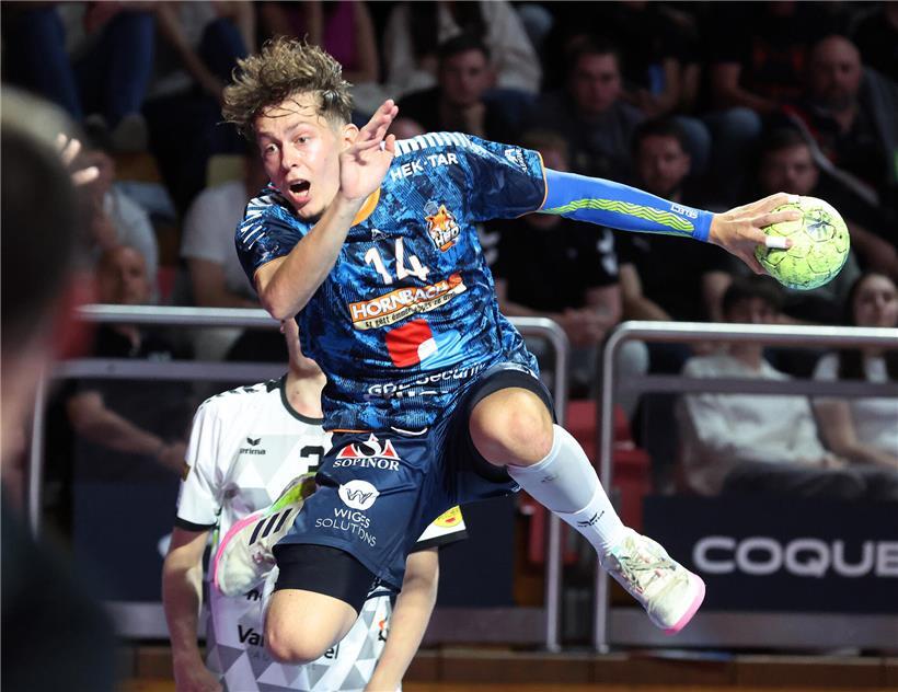 Fynn Köller am Flughafen beim Abflug nach Kolumbien nach Pokalfinale am Montag