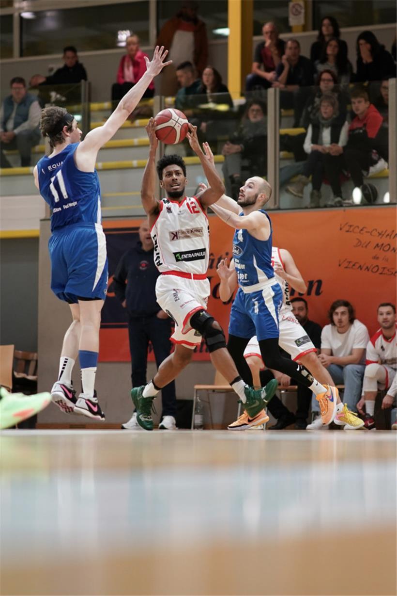 Gab gegen Jalen Green (Mitte) nicht nur defensiv eine gute Figur ab: Philippe Gutenkauf steuerte auch 43 Punkte zum Ettelbrücker Sieg bei
