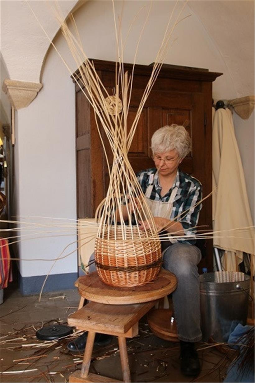 Gabi Jacqué beim Korbflechten. Ihre Liebe zum Handwerk hat sie vor zehn Jahren entdeckt. 
